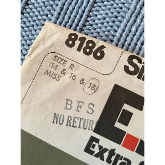 Simplicity sewing pattern  8186 top button down - Picture 2 of 5